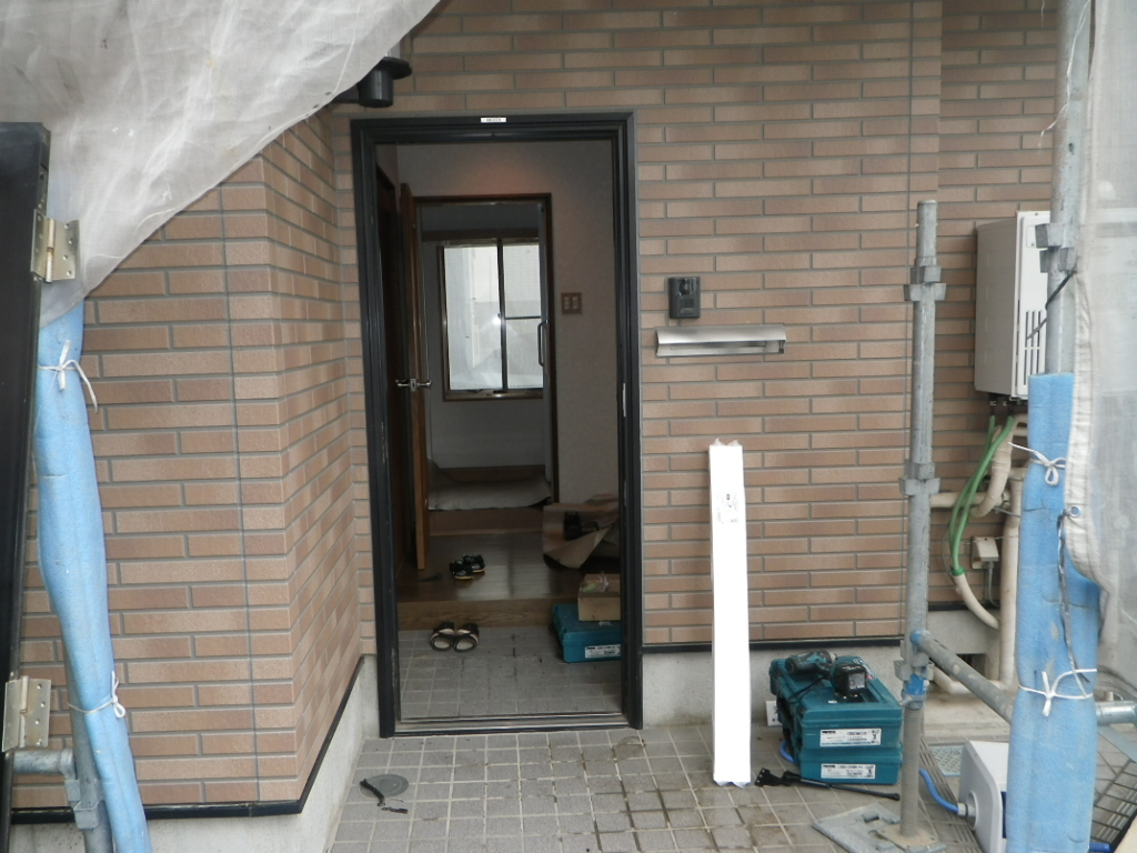 カバー工法で新しい玄関ドアを取り付けるので、まずは　既存の玄関ドアの撤去できる部分を取り外します。