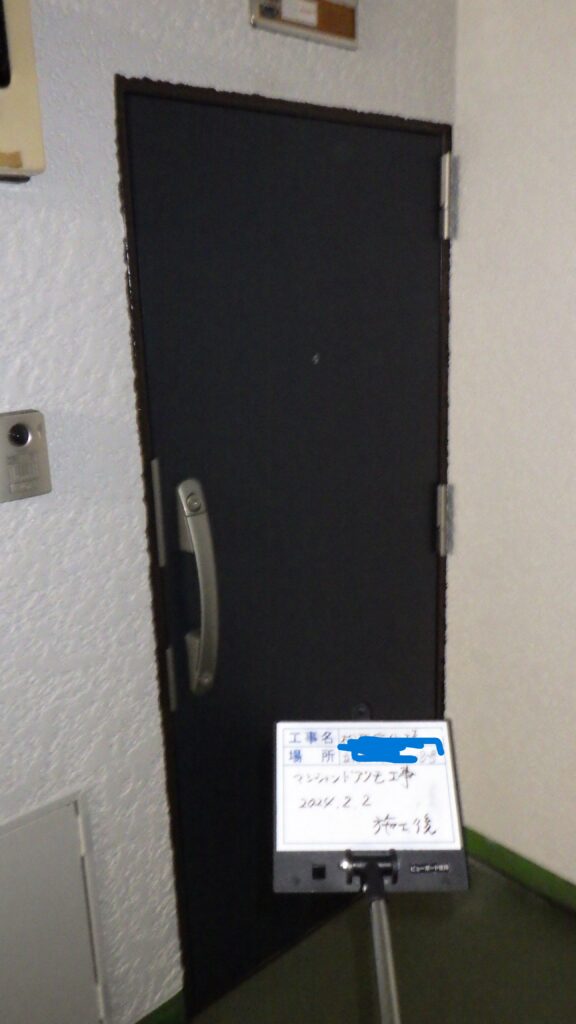 YKKAPのマンションドアリモに交換。<br />
補助金仕様にする為に、グラスウールを<br />
充填したドアです。