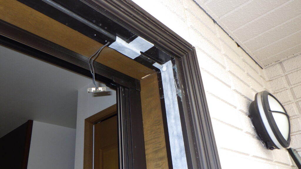 下枠だけでは無く。<br />
縦枠と上枠にも防水処理を行います。