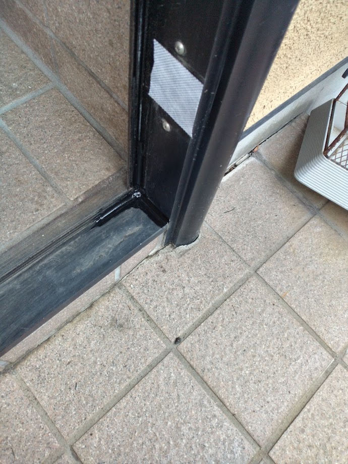 ドアのカバー工法で良く起きる雨漏りは、<br />
既存枠の四隅になります。<br />
この部分には、コーキングを打ちこみ<br />
丁番用のビス穴には防水テープを貼ります。<br />
見えなくなる部分だからこそ。