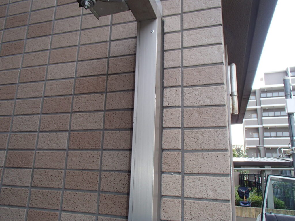 先ずは、既存の丁番位置は使う事が出来ないので、アルミフラットバー５ｍｍを<br />
下地材とする為に、リベッターで止めます。<br />
ここはビスで止めてしまうと、開け閉めで<br />
ビスが緩んでしまう事が関上げられるためです。