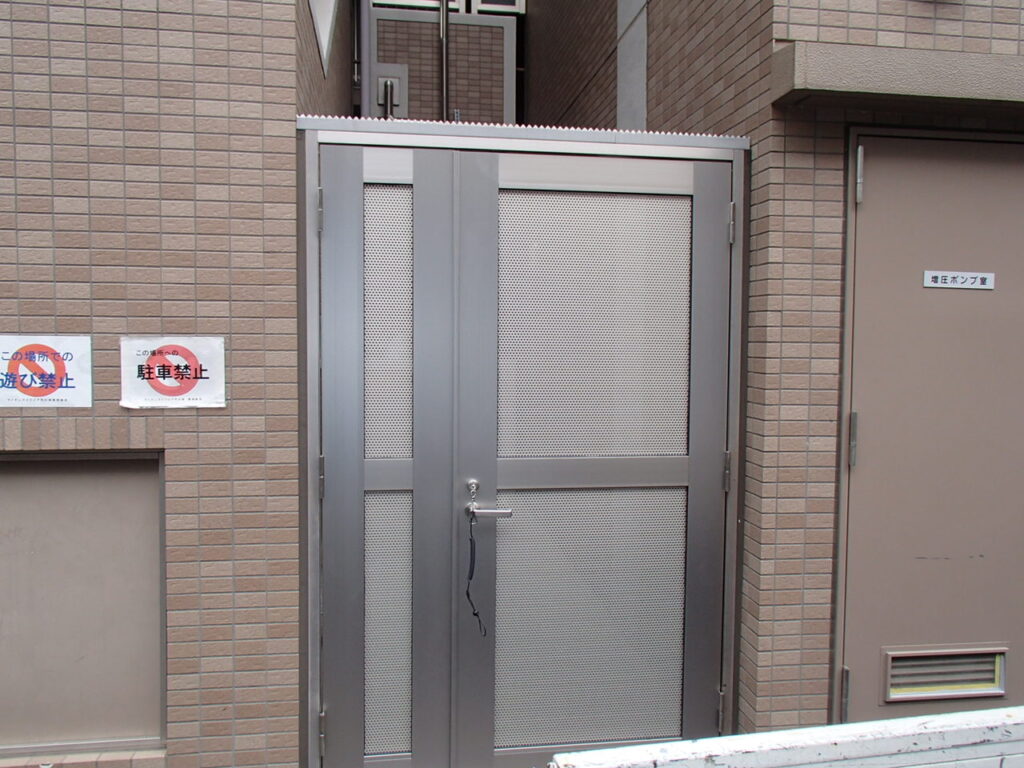 新しく防水用のドアクローザーを取り付けて施工は終了です。<br />
工事をしている時も、駐輪所から入口なので、結構な人が出入りをしていました。<br />
この後は、優しく使ってもらえると長持ちするんだけどな。<br />
