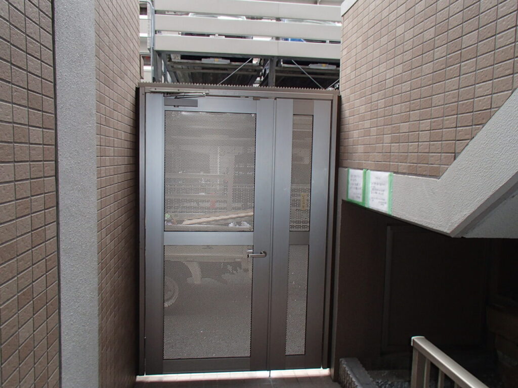 パンチングアルミパネルなので、簡単に壊す事は出来ません。<br />
こちら側から出る時は、ハンドルだけで開ける事は出来るのですが、外から入る時はカギを使って開けます。<br />
この時に、ドアに負担が結構かかるのではないでしょうか？？